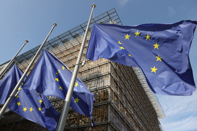 Archivo - Banderas de la UE en señal de luto frente al edificio Europa, sede del Consejo Europeo y del Consejo de la UE