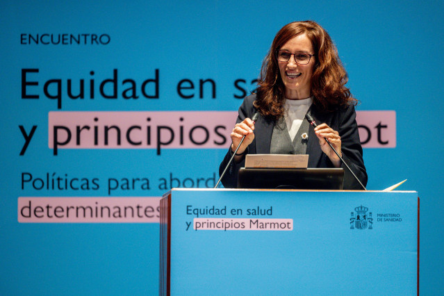 Archivo - La ministra de Sanidad, Mónica García, interviene durante la inauguración del encuentro 'Equidad en Salud y Principios Marmot', en el Ministerio de Sanidad, a 26 de marzo de 2025, en Madrid (España). El profesor Michael Marmot ha impartido esta