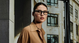 Mujer con gafas Ray-Ban Meta