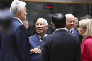 El presidente del Consejo Europeo, António Costa, conversa con varios líderes de la UE en la cumbre a 27 celebrada en Bruselas.