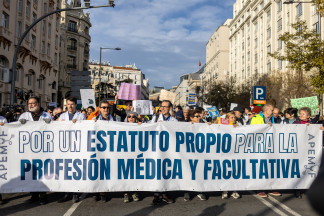 Archivo - Varias personas durante una manifestación, a 9 de diciembre de 2025, en Madrid (España). La Confederación Española de Sindicatos Médicos (CESM) y el Sindicato Médico Andaluz (SMA) han 