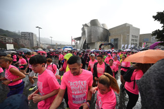 Archivo - Más 10.000 personas participan en la carrera solidaria contra el cáncer de mama en Bilbao