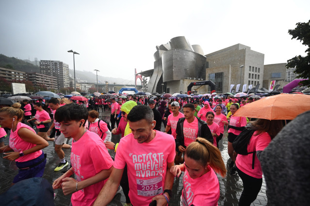 Archivo - Más 10.000 personas participan en la carrera solidaria contra el cáncer de mama en Bilbao