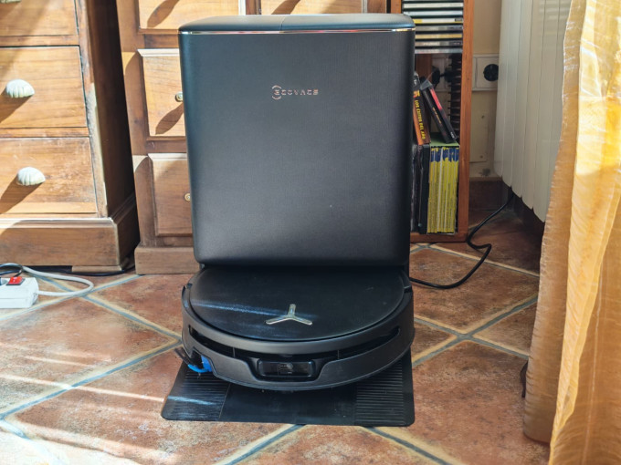 El robot aspirador Deebot T90S Pro Omni.