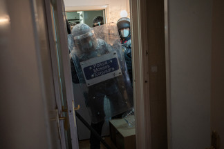 Archivo - Los Mossos d’Esquadra entran a la vivienda para ejecutar el desahucio de una familia por impago de alquiler en el barrio de Poble-sec, a 14 de febrero de 2022, en Barcelona (Cataluña).