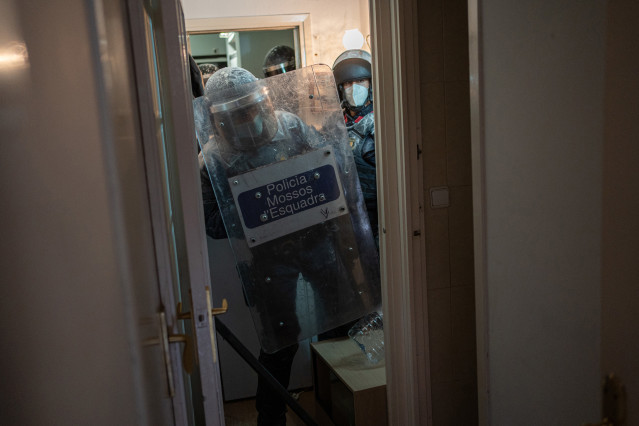 Archivo - Los Mossos d’Esquadra entran a la vivienda para ejecutar el desahucio de una familia por impago de alquiler en el barrio de Poble-sec, a 14 de febrero de 2022, en Barcelona (Cataluña).