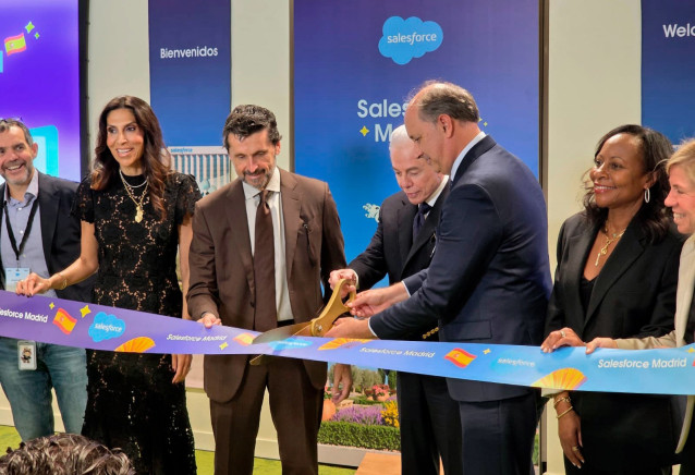 Fotografía del momento de la inauguración de la sede de Salesforce en Madrid (España).