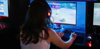 Archivo - Una niña jugando con videojuegos