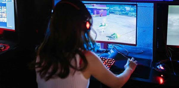 Archivo - Una niña jugando con videojuegos