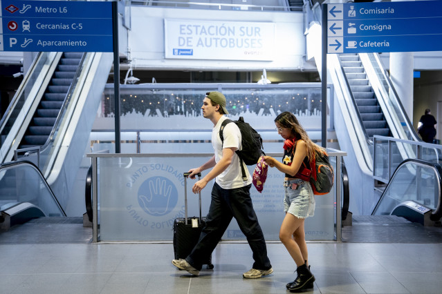 Archivo - Pasajeros esperan en la Estación Sur de autobuses durante la operación retorno del verano, a 30 de agosto de 2026, en Madrid (España).