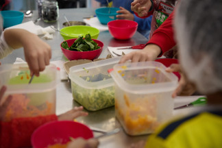 Archivo - Varios niños participan en un taller de Madrid Food Innovation Hub, a 27 de diciembre de 2023, en Madrid (España). Ángel Niño ha visitado hoy Madrid Food Innovation Hub, una iniciativa p