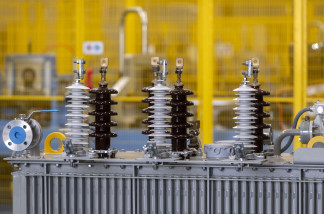 Archivo - Imagen de un transformador eléctrico en una fábrica.