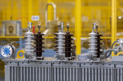 Archivo - Imagen de un transformador eléctrico en una fábrica.