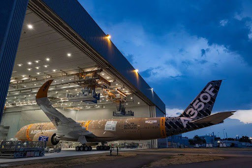 Avión de carga A350F de Airbus en un hangar.