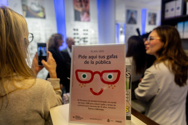 Archivo - La ministra de Sanidad, Mónica García, presenta el Plan VEO, en la Óptica Newlens, a 16 de diciembre de 2025, en Madrid (España). El Plan VEO es una concesión directa de ayudas para la adquisición de gafas, lentes graduadas y lentes de contacto
