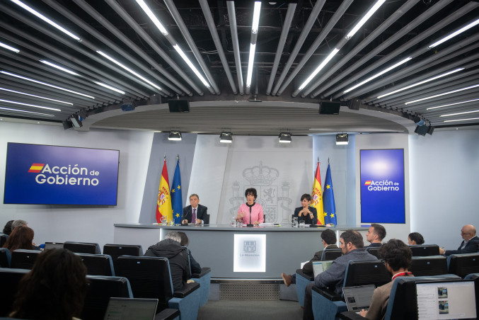 El ministro de Agricultura, Luis Planas, la ministra de Inclusión, Seguridad Social y Migraciones, Elma Saiz, y la ministra de Vivienda, Isabel Rodríguez, durante una rueda de prensa tras el Consejo