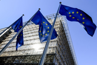 Archivo - Banderas de la UE frente al edificio Europa, sede del Consejo Europeo y del Consejo de la UE.