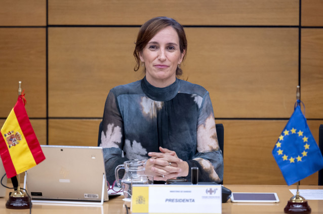 La ministra de Sanidad, Mónica García, atiende a los medios durante la reunión del pleno del Consejo Interterritorial del Sistema Nacional de Salud (CISNS), en Madrid (España). El Pleno del Consejo Interterritorial del Sistema Nacional de Salud (CISNS) ab