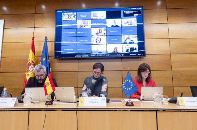 La ministra de Sanidad, Mónica García (c), el secretario de Estado de Sanidad, Javier Padilla (i), y la subsecretaria de Sanidad, Ana María Sánchez Hernández (d), durante la reunión del pleno del Consejo Interterritorial del Sistema Nacional de Salud (CIS