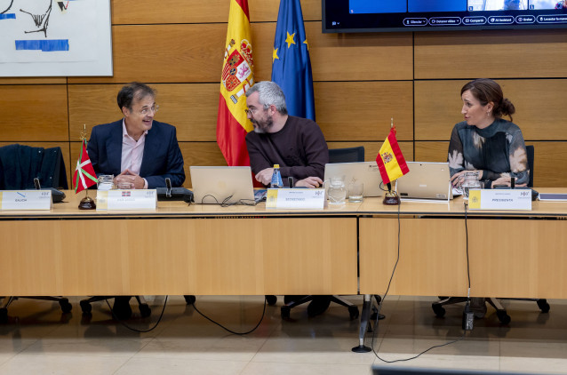 La ministra de Sanidad, Mónica García (d), el secretario de Estado de Sanidad, Javier Padilla (c), y el consejero de Salud del País Vasco, Alberto Martínez (i), durante la reunión del pleno del Consejo Interterritorial del Sistema Nacional de Salud (CISNS