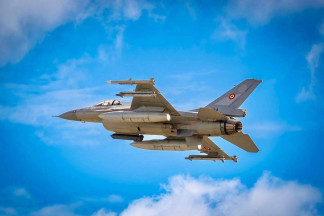 Archivo - Imagen de archivo de un avión de combate F-16 del Ejército rumano