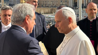 El tesorero y presidente del Consejo General de Colegios Oficiales de Farmacéuticos de España, Jesús Aguilar, con el Papa León XIV.
