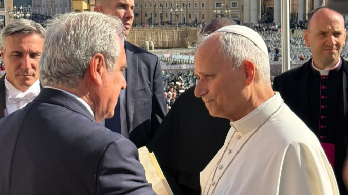 El tesorero y presidente del Consejo General de Colegios Oficiales de Farmacéuticos de España, Jesús Aguilar, con el Papa León XIV.