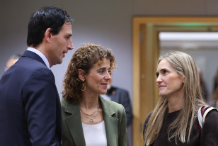 Archivo - El comisario europeo de Clima, Wopke Hoekstra; la ministra neerlandesa de Política Climática, Sophie Hermans; y la vicepresidenta tercera y ministra para la Transición Ecológica y el Ret