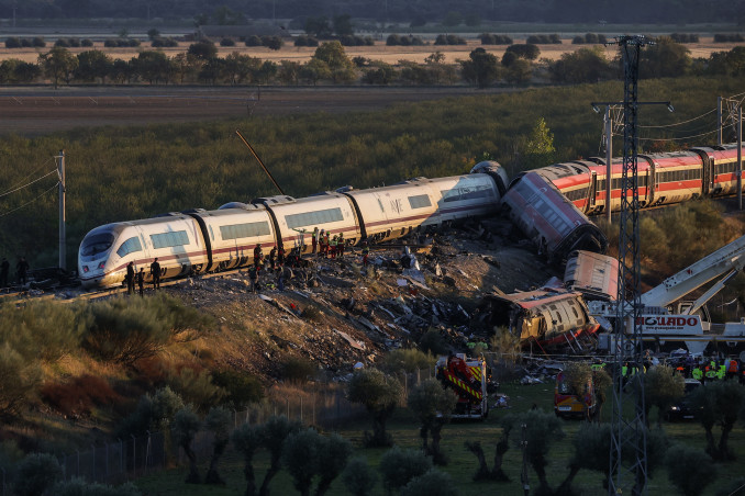 Agentes de los Servicios de Emergencias trabajan en el lugar de los hechos, a 28 de octubre de 2026, en Urda, Toledo, Castilla-La Mancha (España). Dos trenes han colisionado en la mañana de este mi�