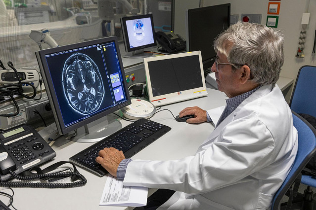 Archivo - Nuevo avance técnico en la mejora del seguimiento de pacientes con Parkinson o temblor esencial tratados con HIFU