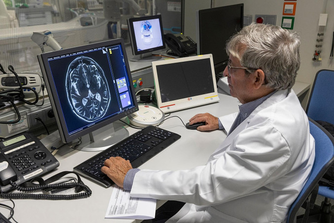 Archivo - Nuevo avance técnico en la mejora del seguimiento de pacientes con Parkinson o temblor esencial tratados con HIFU