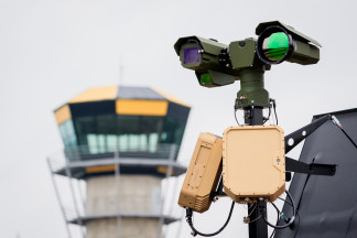 Archivo - Sistema antidrones de ultracorto alcance EIRSHIELD de la empresa DefSecIntel durante una prueba del dron interceptor Blaze.
