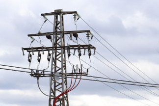 Archivo - Un poste eléctrico, a 14 de marzo de 2025, en Madrid (España).