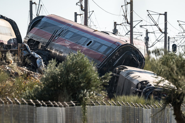 Vagones descarrilados en el accidente ferroviario en Urda, a 29 de octubre de 2026, en Urda, Toledo, Castilla-La Mancha (España). Las primeras horas del día están sirviendo en el entorno de la antigua estación de Urda para intensificar los trabajos de ret