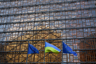 Archivo - Banderas de Ucrania y de Europa en el edificio Europa, sede del Consejo Europeo y del Consejo de la UE