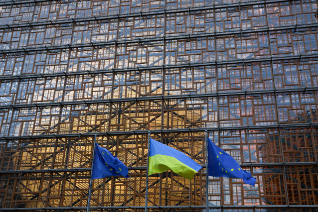 Archivo - Banderas de Ucrania y de Europa en el edificio Europa, sede del Consejo Europeo y del Consejo de la UE