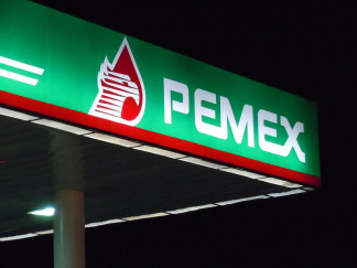 Archivo - Logo de Petróleos Mexicanos (Pemex) en una gasolinera.