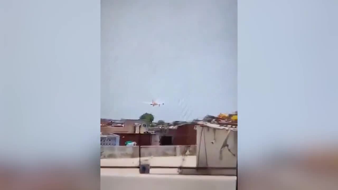 Un avión con 242 personas a bordo con destino Londres se estrella tras despegar en Ahmedabad