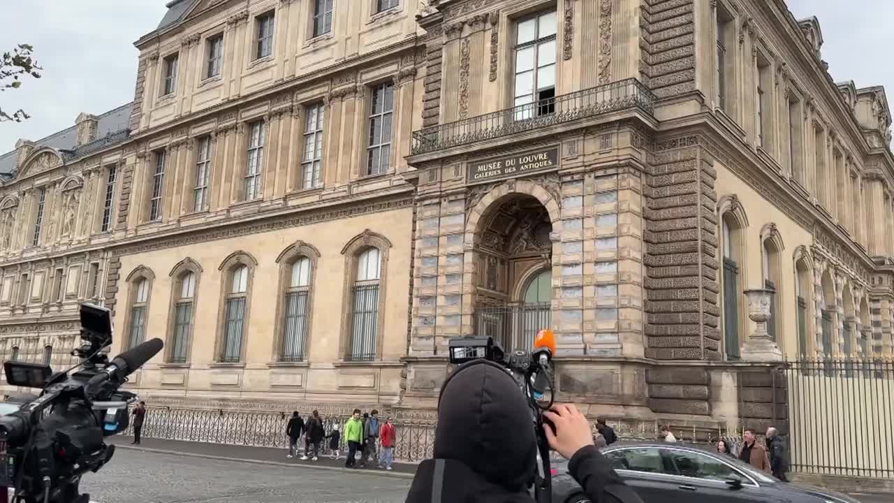 El museo del Louvre permanecerá cerrado este lunes tras el robo de varias joyas el domingo