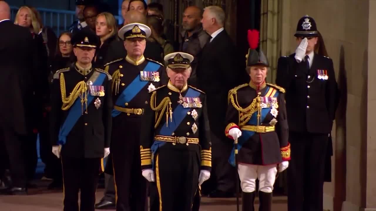 El príncipe Andrés, despojado de sus títulos y expulsado de Windsor