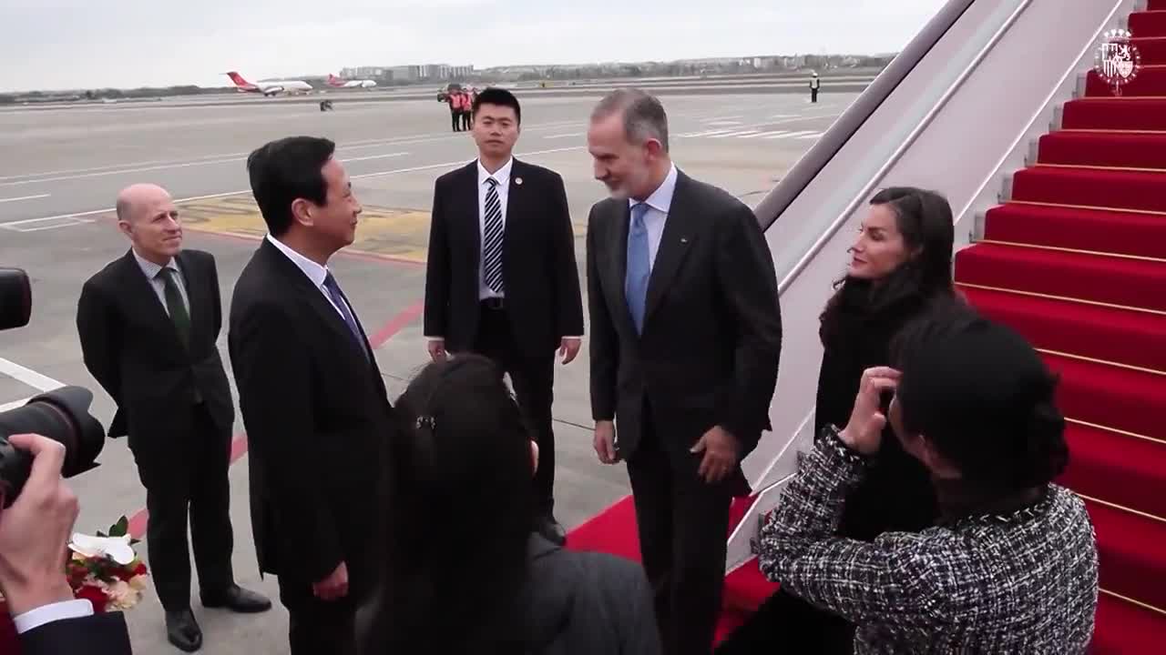 Felipe VI y la Reina Letizia, recibidos con flores y expectación en su primera parada en China