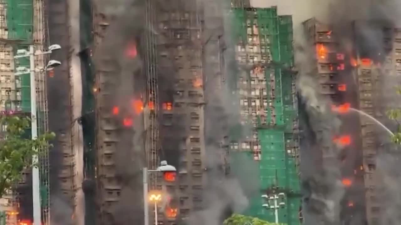 Al menos 13 fallecidos a causa de un incendio que afecta a varios rascacielos en Hong Kong
