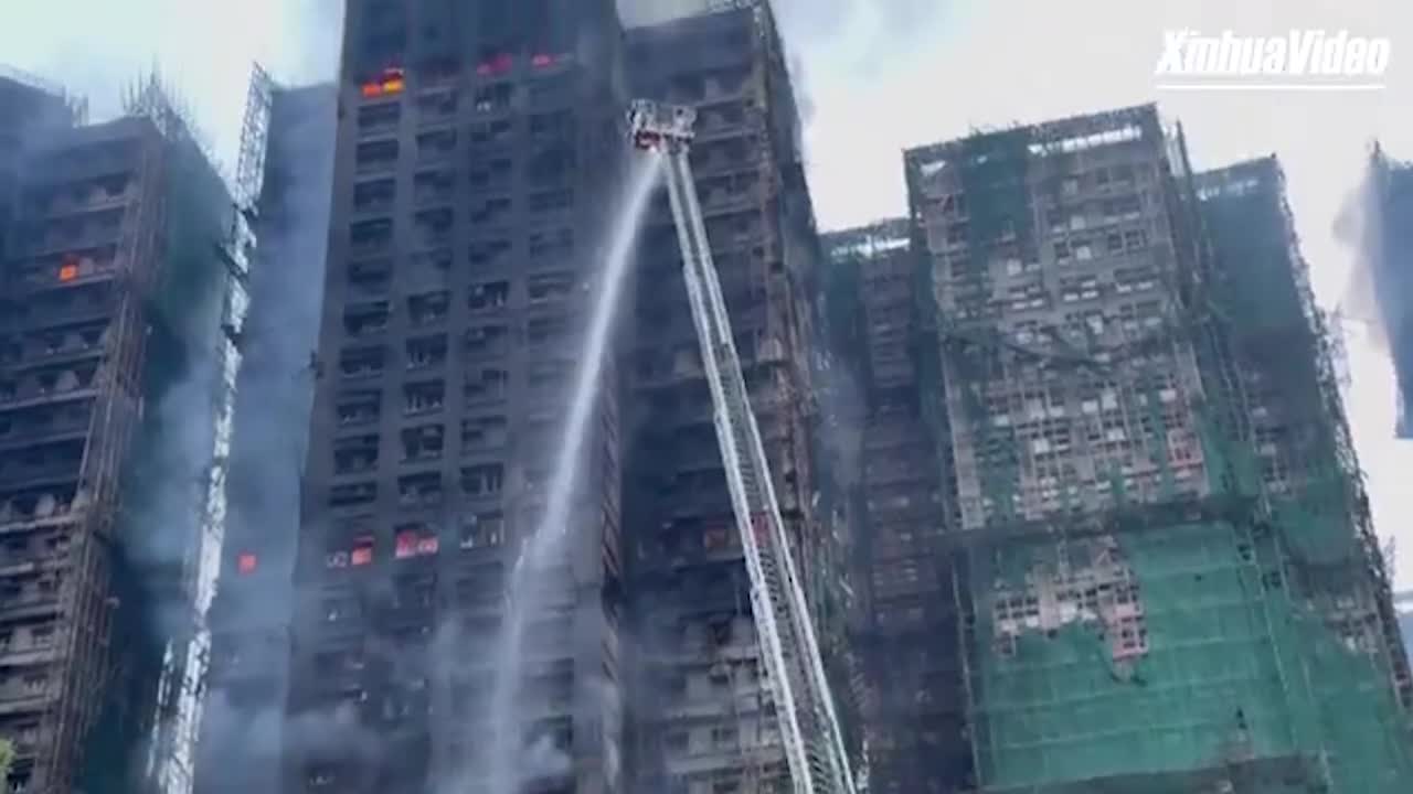 Aumentan a 55 los muertos por el enorme incendio de un complejo de rascacielos en Hong Kong