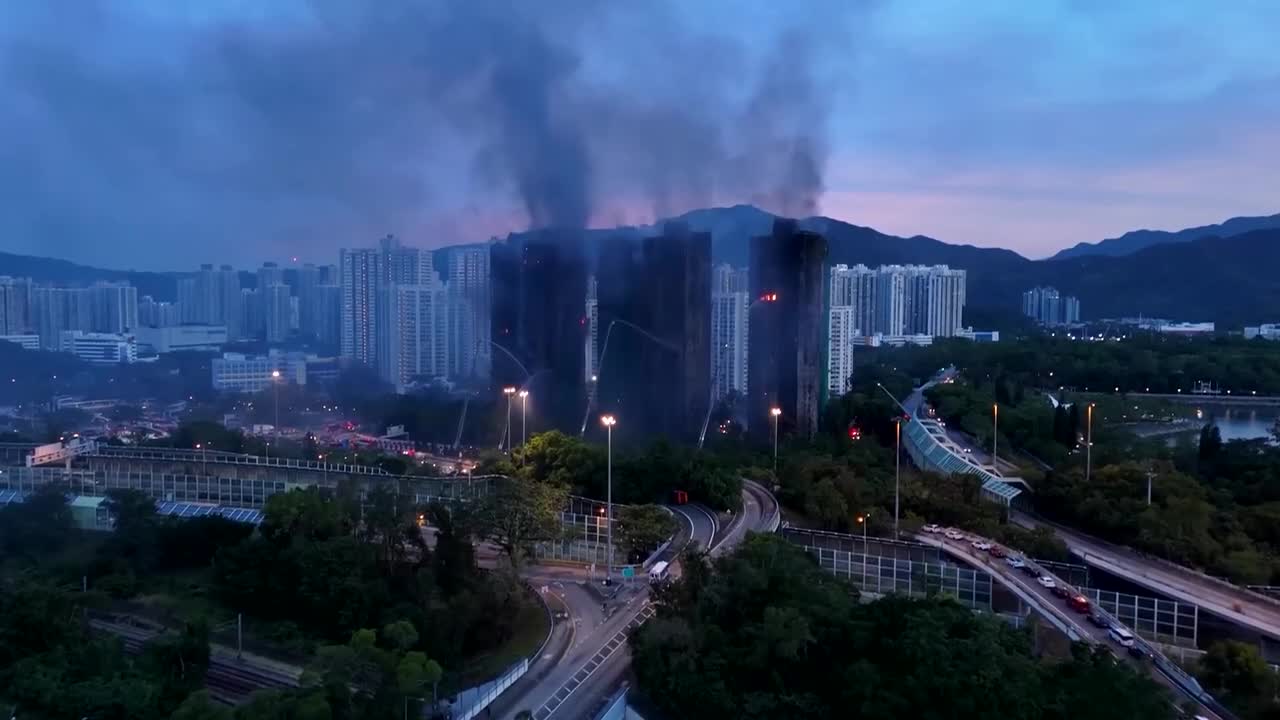 Ascienden a 128 los muertos por el incendio de un complejo de rascacielos en Hong Kong
