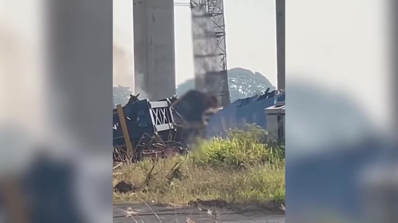 Mueren al menos 22 personas en el choque de un tren contra una grúa en Tailandia