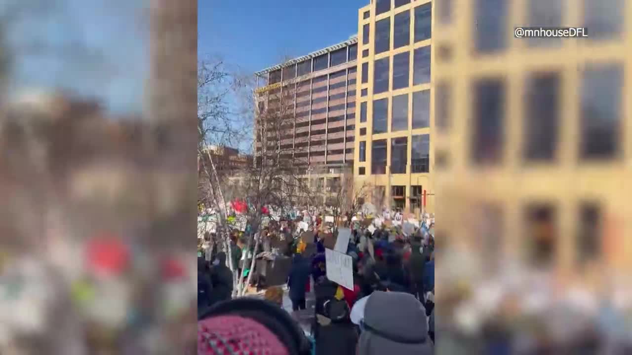Miles de personas se manifiestan en Minneapolis en una nueva jornada de protesta contra el ICE