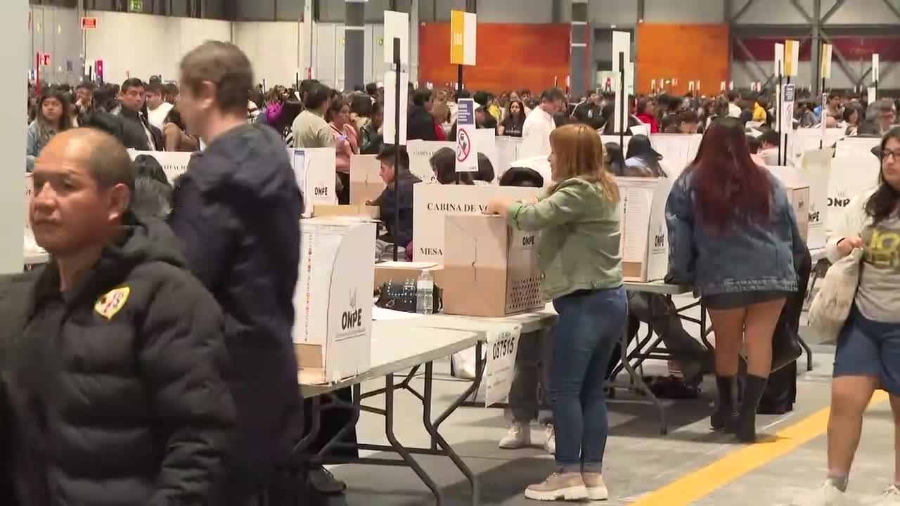 Perú busca poner fin a una década de crisis con una cifra récord de candidatos a la Presidencia