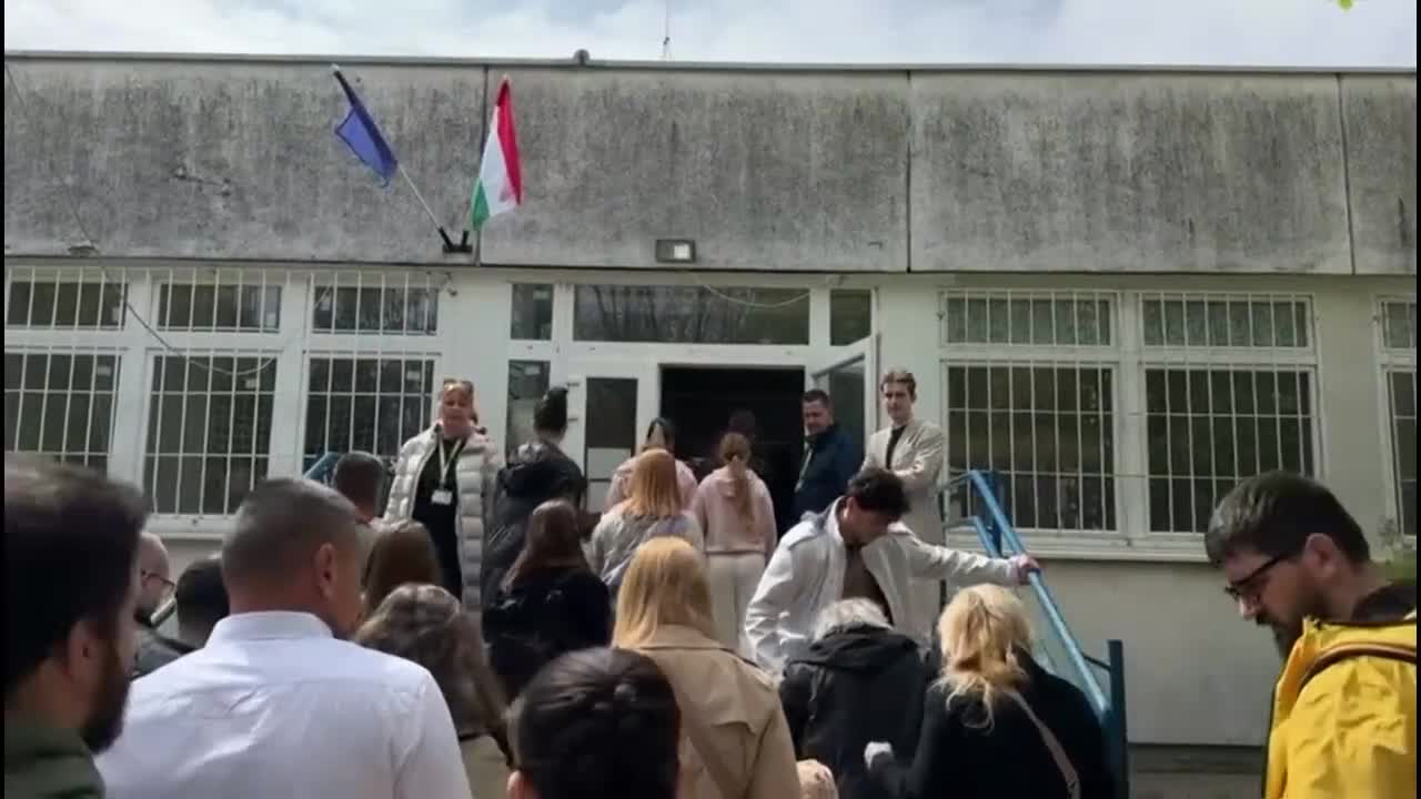 Cierran los colegios electorales en Hungría con una participación histórica