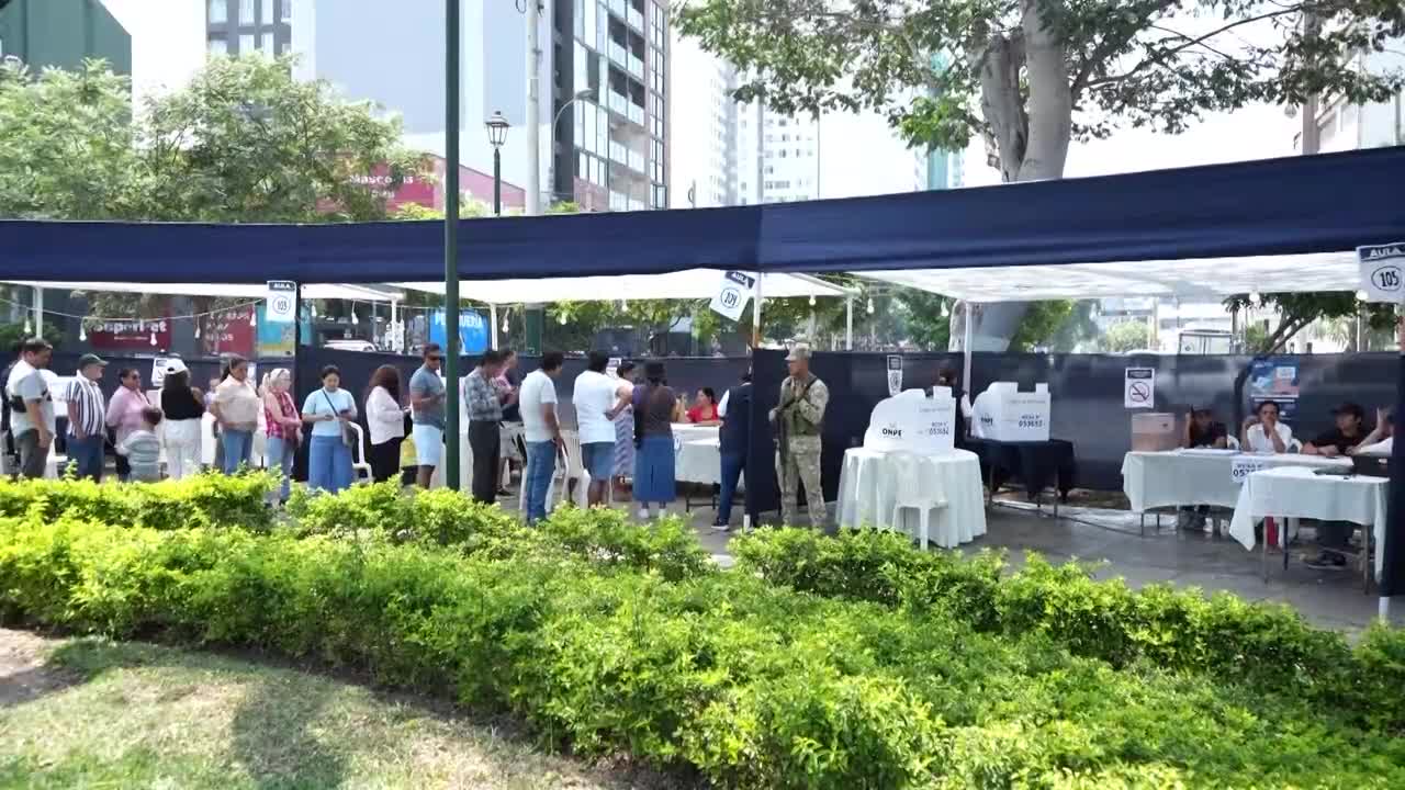 Perú amplía votación en sus elecciones generales hasta este lunes para las mesas no instaladas