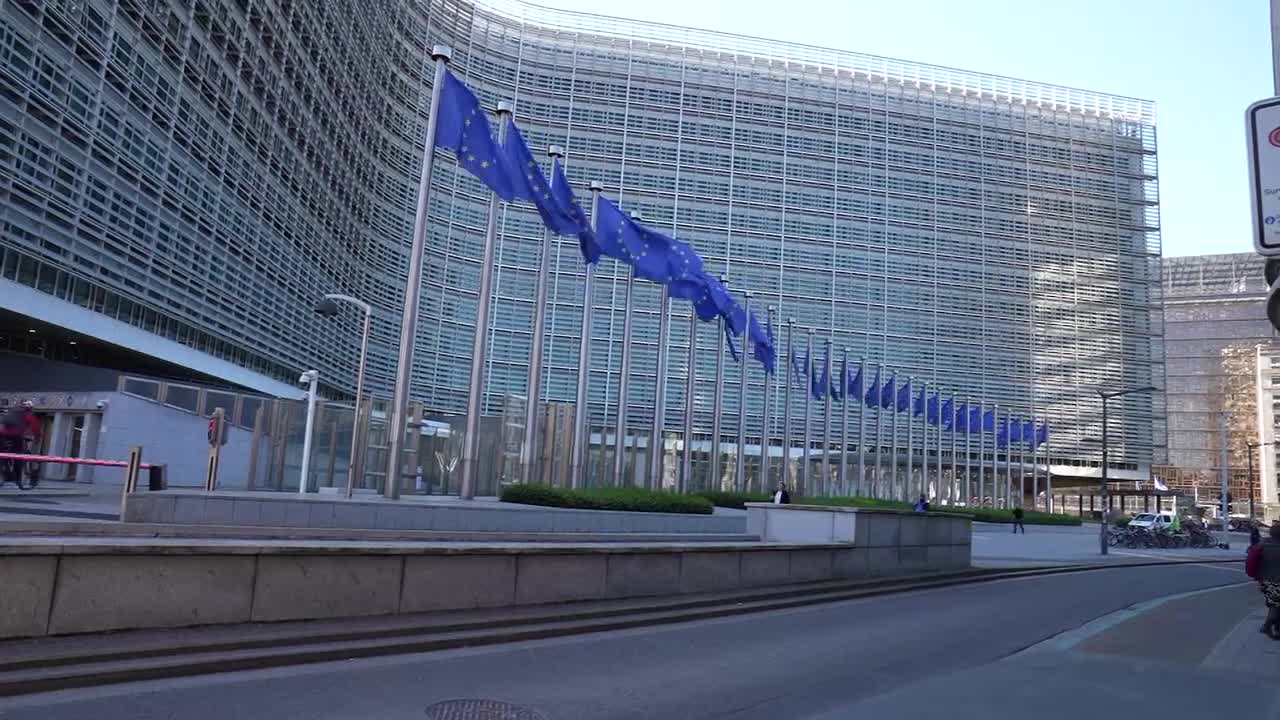 Bruselas plantea rebajar impuestos de la luz y prohibir cortes a hogares vulnerables